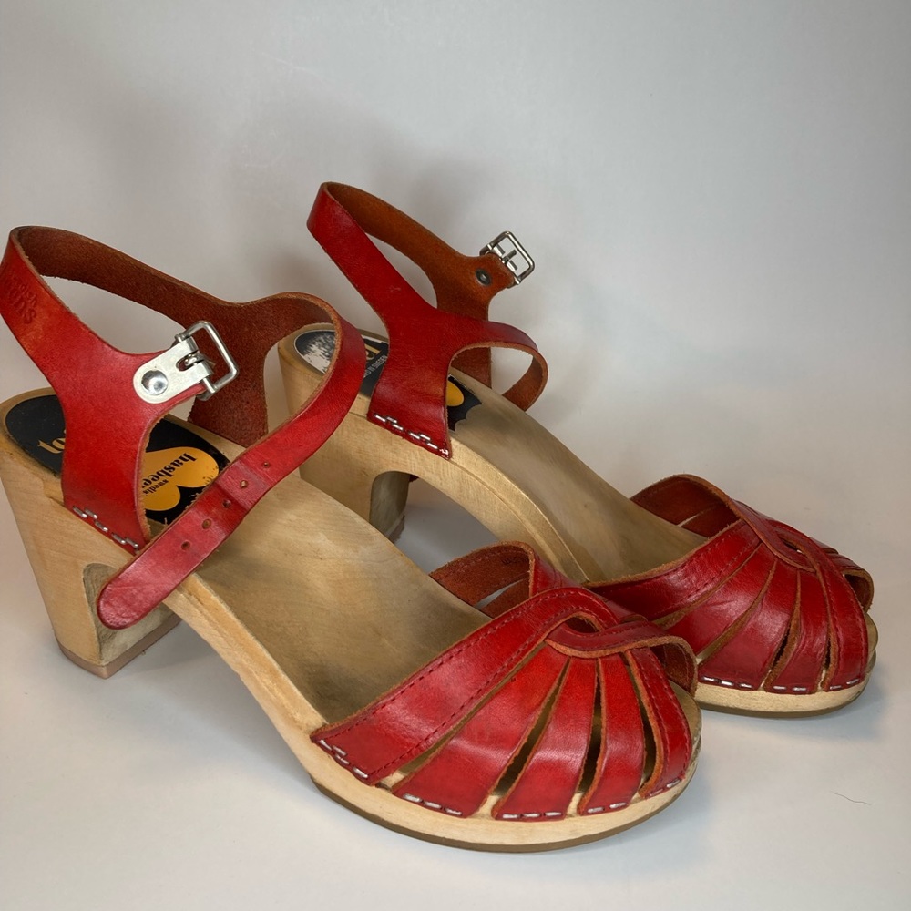 SOLD Swedish Hasbeens Leather Clogs Size EU 38 US 8 Red Cross Strap Sky High